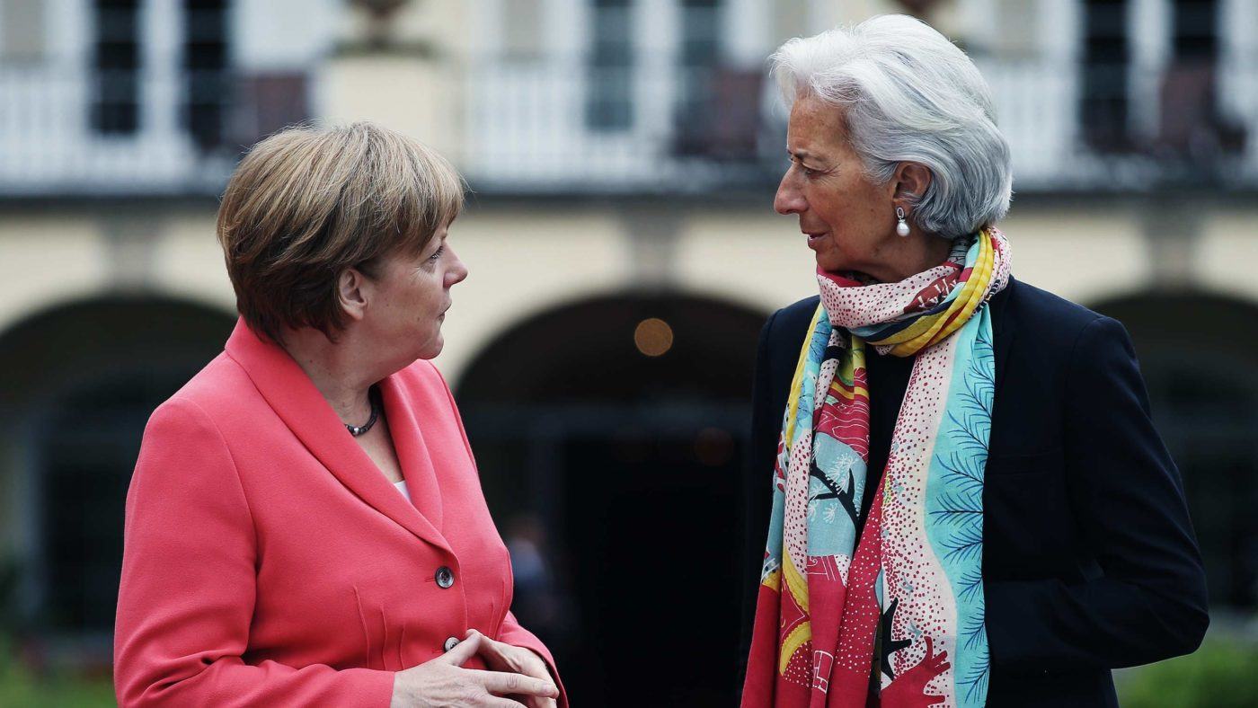 Forecasters vs. record-keepers: which of the two voices of the IMF should be believed?