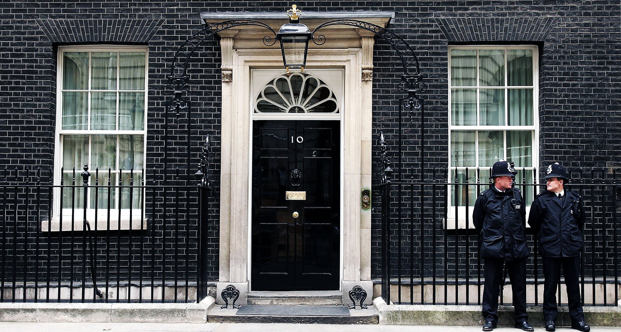 10 downing street. Улица Даунинг стрит в Лондоне. Даунинг-стрит № 10. Достопримечательности Лондона Даунинг стрит. Резиденция премьер-министра Великобритании.